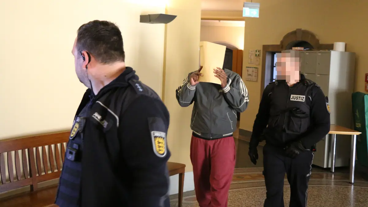 Vor den Blicken der Öffentlichkeit: Der mutmaßliche Poller-Attentäter von Horb lässt sich beim Einzug in den Gerichtssaal nicht ins Gesicht blicken.