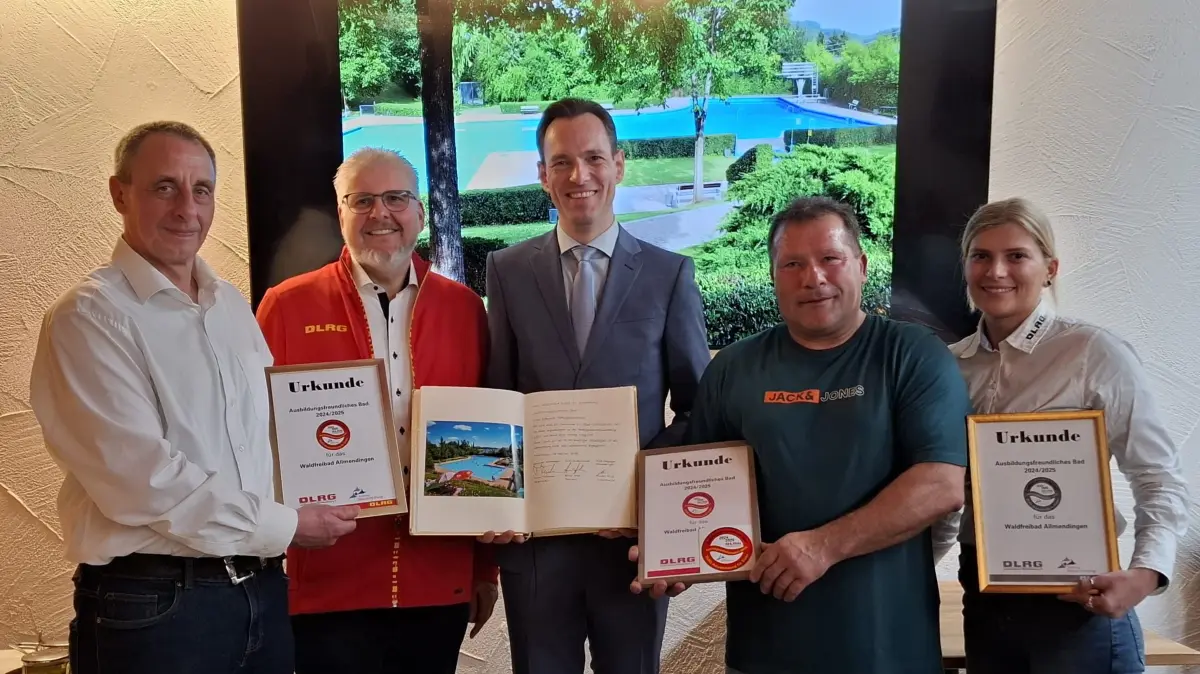 Versammelt für die Preisverleihung (von links nach rechts): DLRG-Ortsgruppenvorsitzender Guido Ruoß, Landesverbandspräsident Armin Flohr, Bürgermeister Florian Teichmann, Betriebsleiter Reinhold Amann, Vorsitzende des Fördervereins Waldfreibad Lisa Gems.