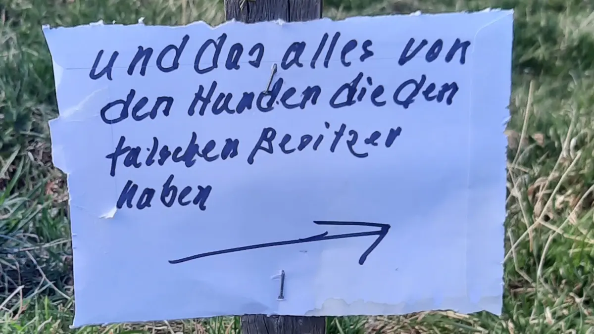 Ein mysteriöses Schild an der Steinbühlstraßee in Öschingen. Ein Anlieger hat den ganzen Hundekot auf die Straße geschmissen.
