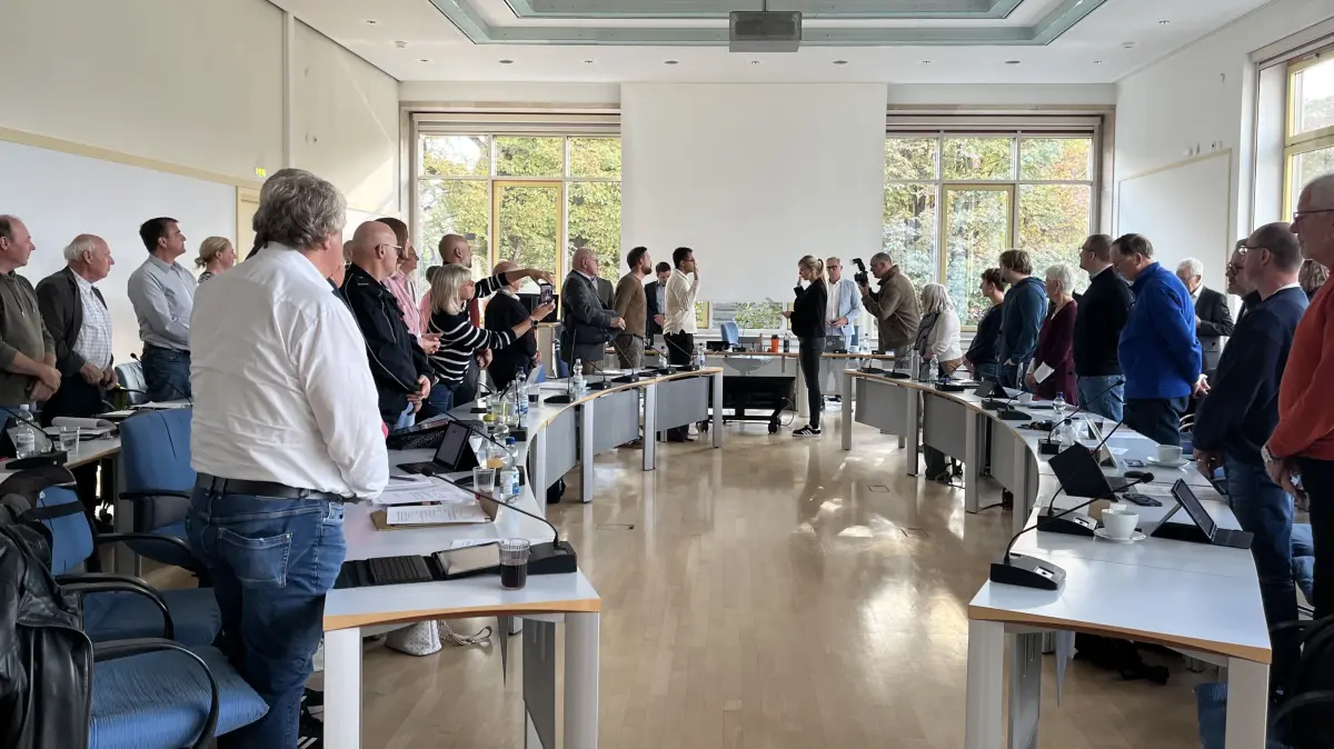Wer schafft es in den Neu-Ulmer Stadtrat und wer nicht? Am 8. März sind die Karten neu gemischt worden. Das Foto entstand im September 2025 bei der Vereidigung des nachgerückten JU-Stadtrats Darian Williams. Er ist wiedergewählt worden.