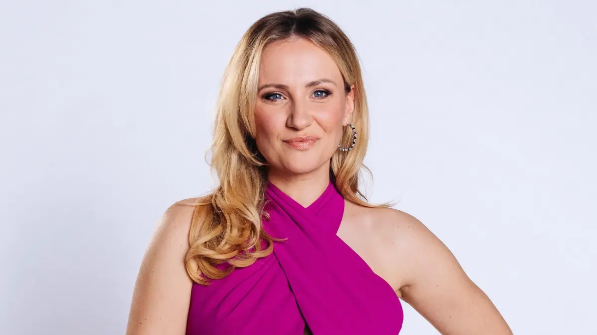 Dragan Petrovic (Florian Thunemann) vermisst Lennox – Isabelle Reichenbach (Ania Niedieck) will ihm deshalb heimlich eine Freude machen.