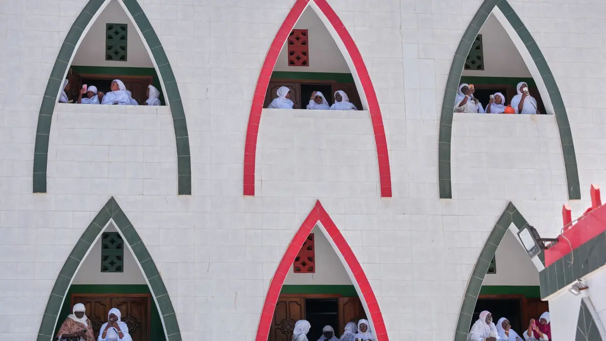 Ramadan im Senegal: 13.03.2026, Senegal, Dakar: Muslime besuchen das letzte Freitagsgebet des heiligen Fastenmonats Ramadan. Foto: Misper Apawu/AP/dpa +++ dpa-Bildfunk +++