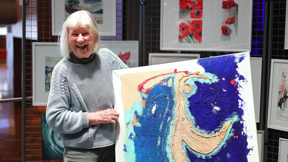 Heidi Huber erschafft besonders gerne Aquarelle: Von ihr ist die bunte Kelter auf dem Logo der Veranstaltung. Ihr Mann hat eine Behinderung und malt mit Acryl. Seine Arbeit inspiriert Huber sich selbst auch poppig und bunt zu versuchen.