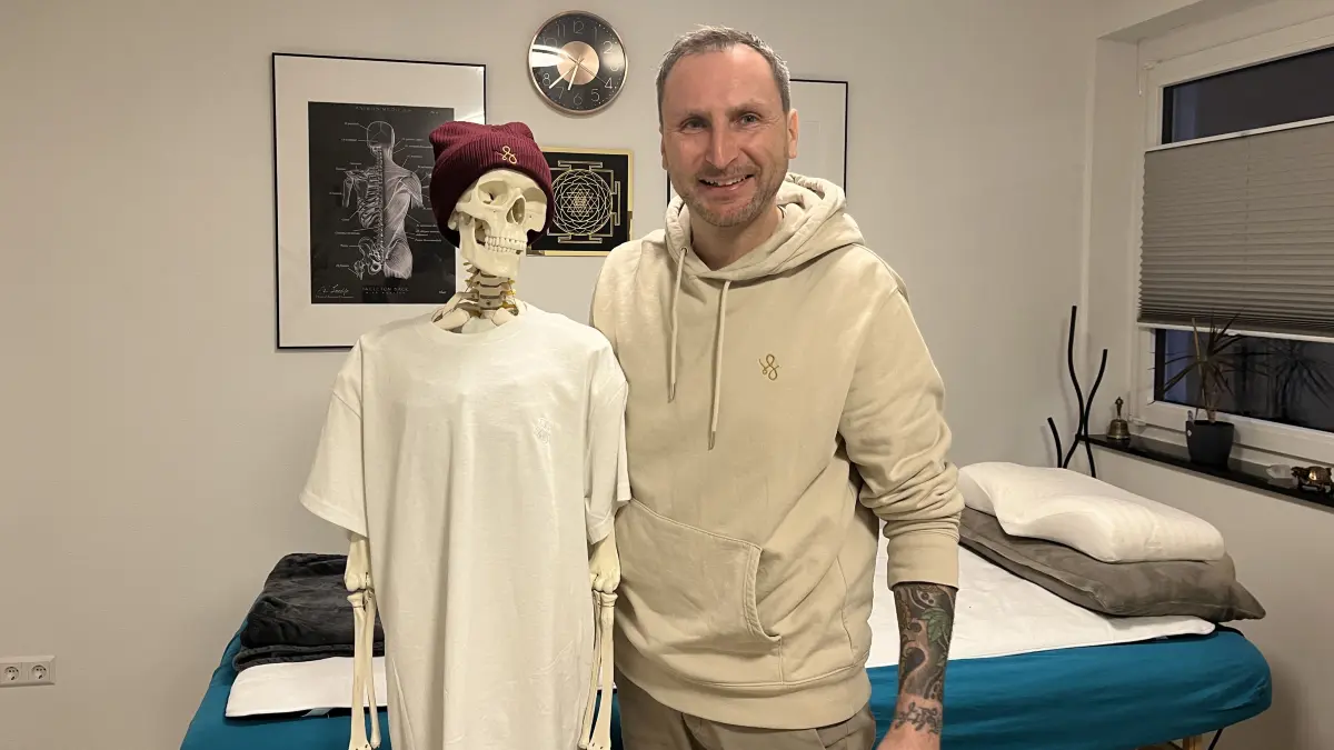 Gesundheitspraktiker Stefan Friedel in seinem Wirkungsort in Gossenzugen, Zwiefalten