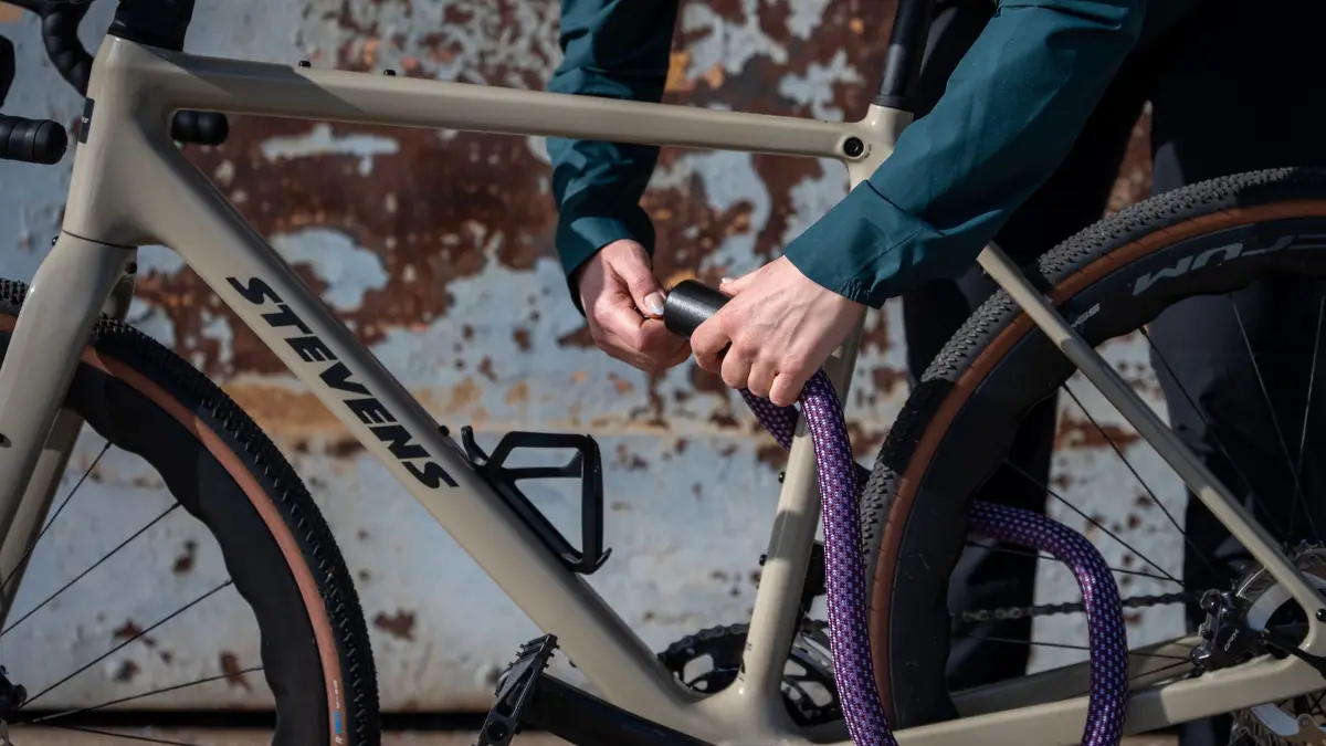 Mann schließt sein Gravelbike an: PRODUKTION - Eine separate Fahrraddiebstahlversicherung ist besonders für hochwertige Fahrräder oder E-Bikes sinnvoll. (zu dpa: «Wie Sie Ihr Fahrrad am besten versichern») Foto: Zacharie Scheurer/dpa-tmn - Honorarfrei nur für Bezieher des dpa-Themendienstes +++ dpa-Themendienst +++