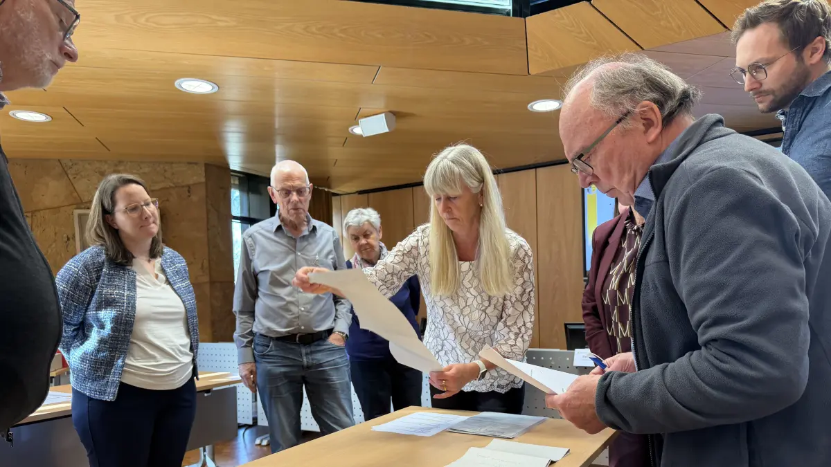 Kreiswahlleiterin Petra Hahn (Mitte) prüft mit den Mitgliedern des Kreiswahlausschusses einzelne Stimmzettel. Das Gremium hat am Freitag das endgültige Ergebnis der Landtagswahl im Wahlkreis 63 Balingen festgestellt.