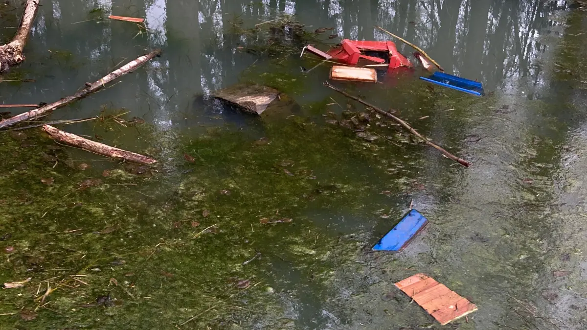 Müll treibt im Teich des Biotops Pfaffhalde in Salach.