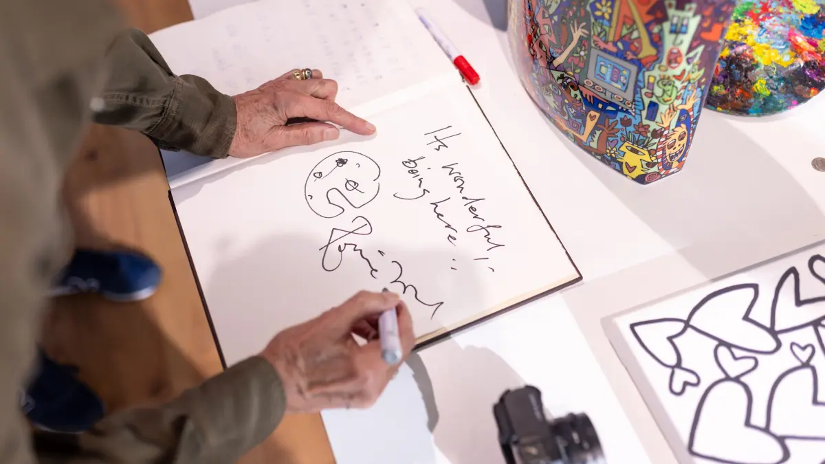 Eintrag ins Gästebuch im Neuen Kunstmuseum.