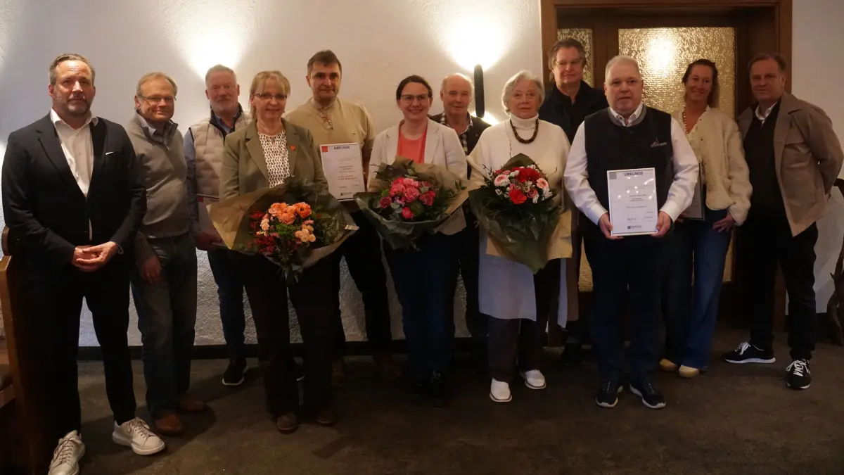 Vertreterinnen und Vertreter der geehrten Betriebe mit Dehoga-Landesgeschäftsführer Nicolai Danne (links), der Kreisvorsitzenden Beate Gaiser (Vierte von links), der Landtagsabgeordneten Katrin Schindele (Mitte) und dem stellvertretenden Vorsitzenden Oliver Widmann (rechts).