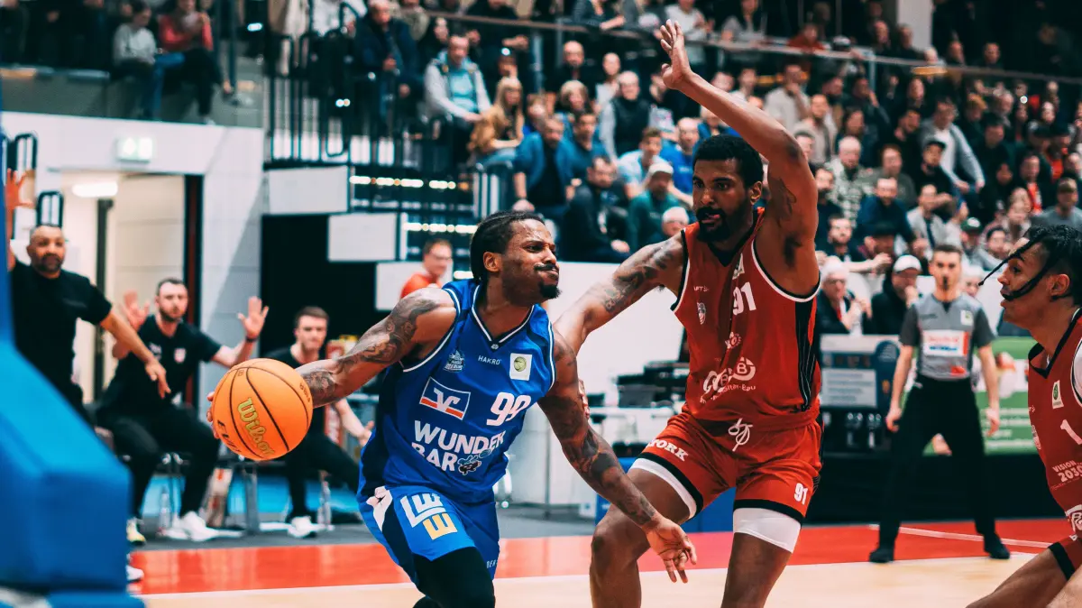 Vincent Shahid (links) – hier im Duell mit dem Wolmirstedter Michael Hughes – war mit 16 Punkten hinter Anthony Gaines zweitbester Scorer der Merlins, Gaines erzielte 18 Punkte.