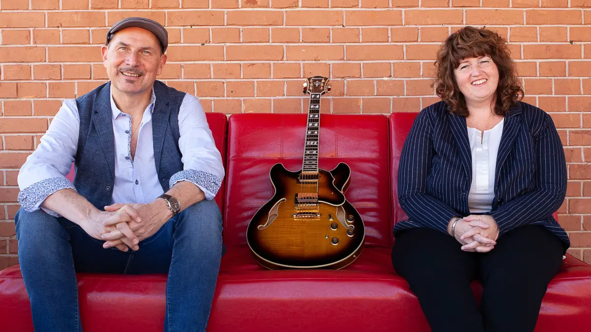 Hans Rauner Seelig und Sandra Linsenmayer sind das Duo: SaHaRa. Gemeinsam machen sie Rock- und Pop-Cover. Zunehmend feilen sie an eigenen Interpretationen und selbstgeschriebenen Songs.