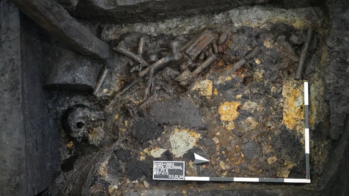 Keltische Grabkammer in Riedlingen: Am unteren Ende des Beraubungstunnels lagen vor der Öffnung in der Ostwand die verstreuten Reste der Bestattung und der Grabbeigaben, die sich ursprünglich in der Kammer befanden. 