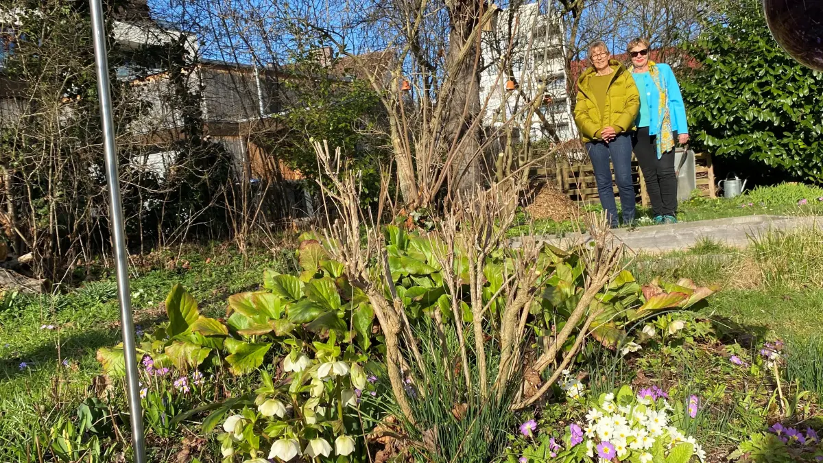 Mechthild Zenz (links) und ihre Schwester Ute Brosch im Sendener Garten.