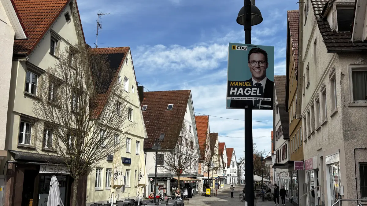 Ein Wahlplakat von Manuel Hagel in seiner Heimatstadt Ehingen. Auf bedingungslose Unterstützung stößt der Spitzenkandidat hier nicht.