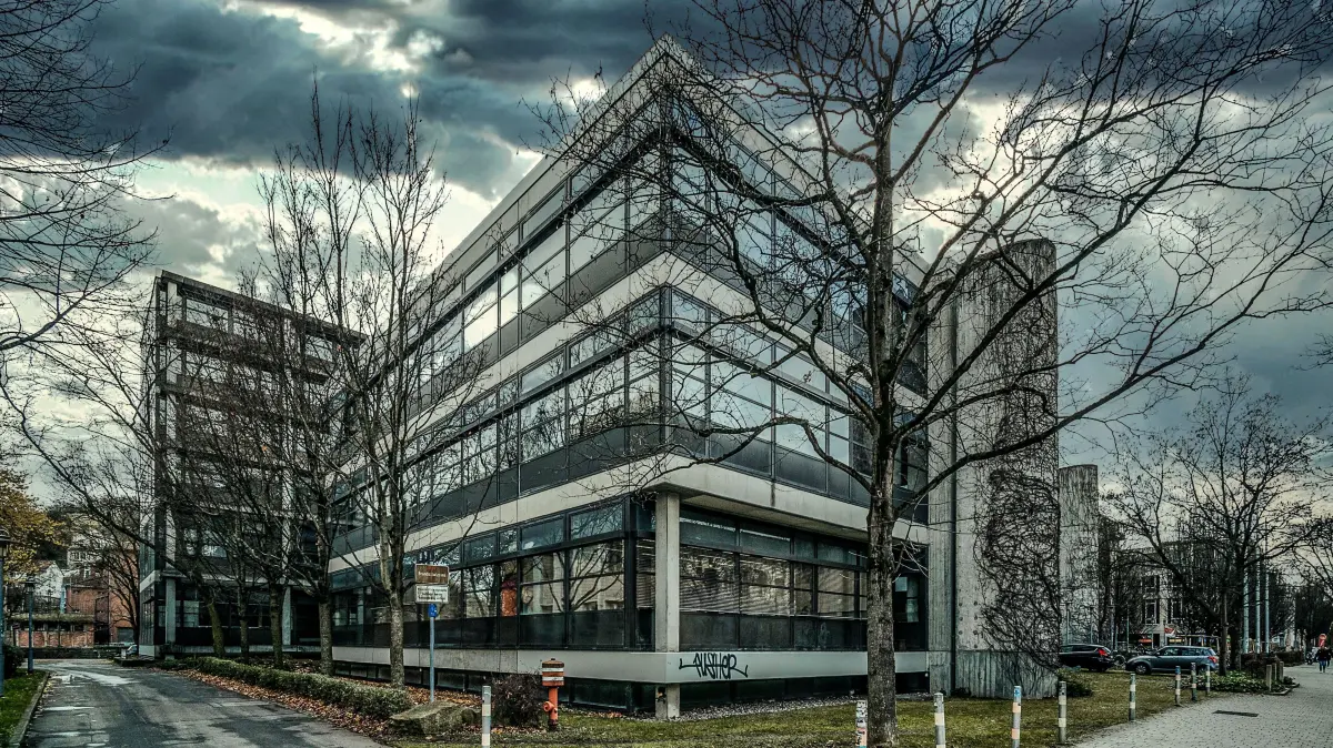 (ohne Überschrift): Vorsicht: Dieses Foto ist möglicherweise nur für den einstigen Verlag Schwäbisches Tagblatt verwendbar. Brecht Bau - Brutalistische Gebäude
27.11.17 Bild: Metz