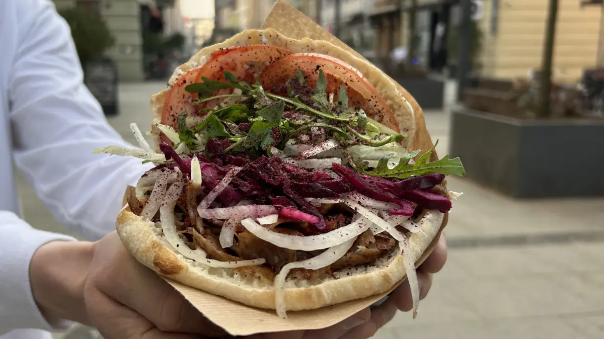 LR.de möchte wissen, wo gibt's in Cottbus den besten Döner? Bis zum ... könnt Ihr Euren Lieblingsimbiss nominieren. Die zehn meistgenannten Lokale kommen dann ins Voting.
