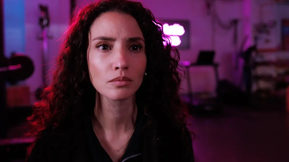 Naomi (Nadine Menz) verlangt von Britta die volle Wahrheit zu erfahren.