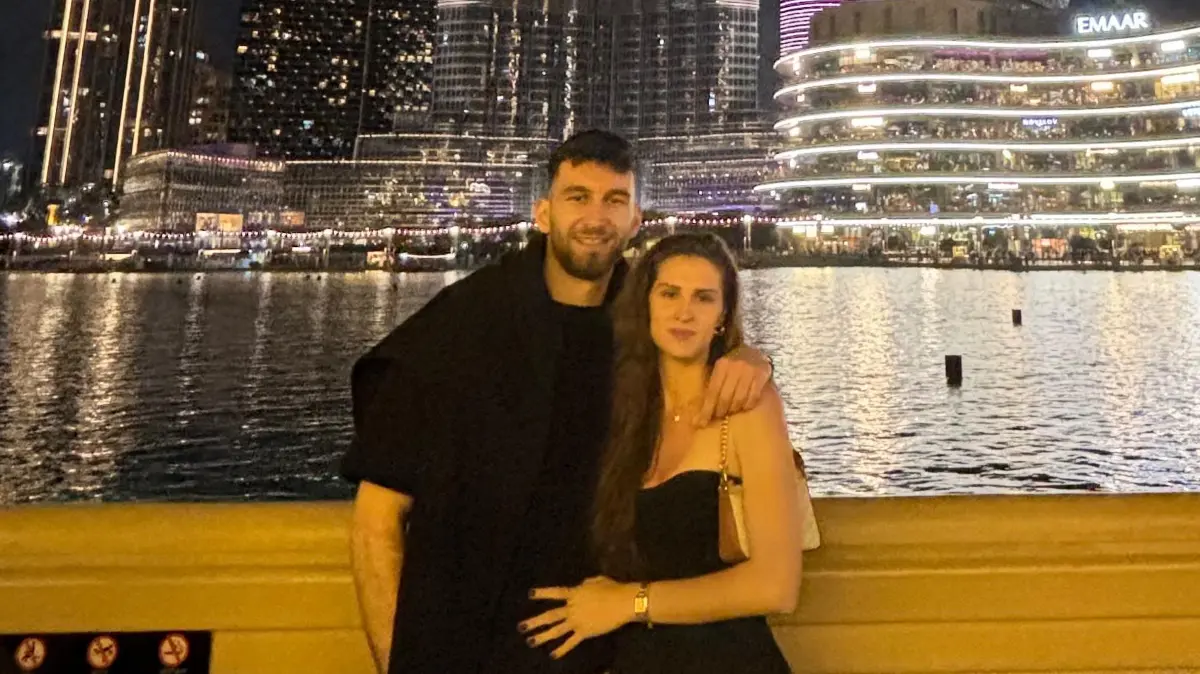 Patrick Antic ist Small Forward bei der BG Illertal. Doch mitten im Kampf um die Meisterschaft verpasst der 24-Jährige ein Spiel. Der Grund: Er sitzt in Dubai fest, erlebt dort den Krieg hautnah mit, verliert mehrere Kilo Körpergewicht. Jetzt ist der Ulmer zurück.