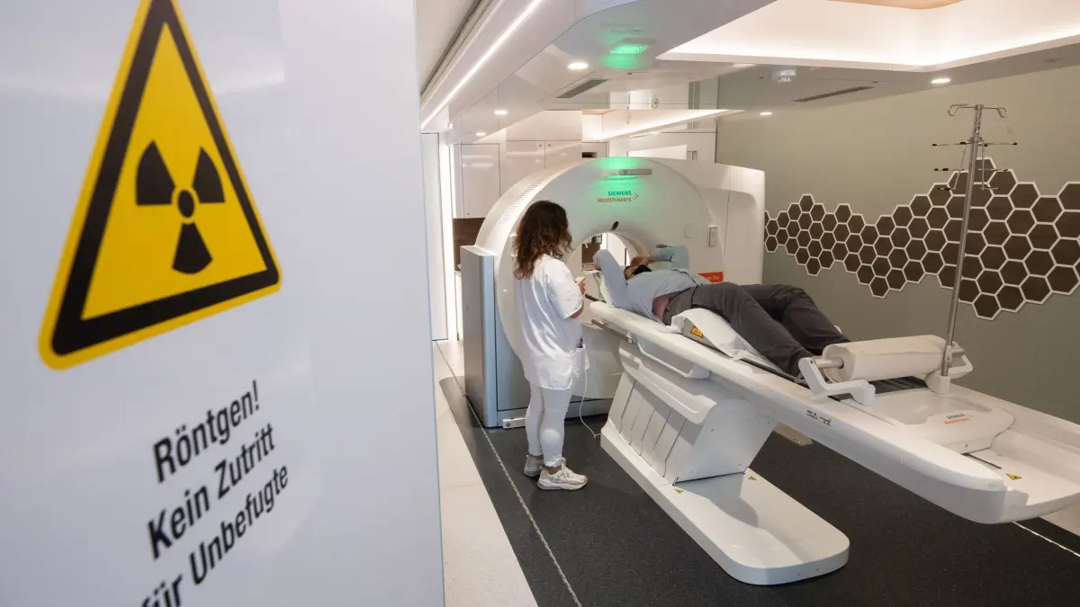 Lungencheck: ARCHIV - 23.07.2021, Niedersachsen, Hannover: Eine medizinisch-technische Radiologieassistentin, spricht mit einem Mann in einem mobilen Computertomographen CT, bevor er sich einem Lungencheck unterzieht. Das Risiko an Lungenkrebs zu sterben, kann bei Rauchern nach Einschätzung von Experten durch eine Früherkennung gesenkt werden. (zu dpa: «Kostenloser Lungenkrebs-Check für starke Raucher ab April») Foto: Julian Stratenschulte/dpa +++ dpa-Bildfunk +++