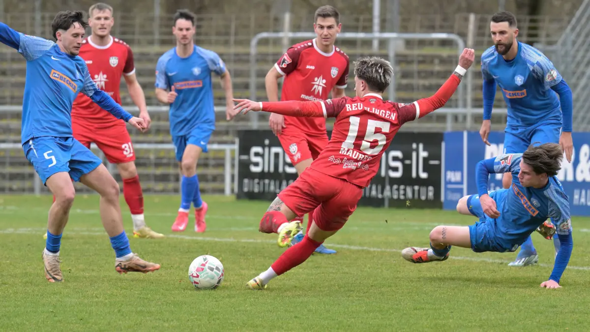 Fussball OL | SSV Reutlingen vs. FC Denzlingen: Fussball OL | SSV Reutlingen (rot) vs.FC Denzlingen (blau) // 2026-03-14 // Foto: Joachim Baur // #15 Noah-Elias Maurer (SSV Reutlingen) / #21 Levin Zimmermann (FC Denzlingen) im Anflug / #24 Sebastian Weizel (FC Denzlingen) / #5 Martin Butov (FC Denzlingen)