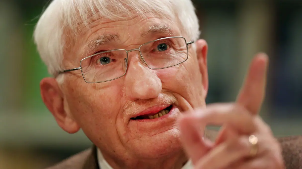 Jürgen Habermas gestorben: ARCHIV - 12.12.2012, Nordrhein-Westfalen, Düsseldorf: Der Philosoph Jürgen Habermas gibt eine Pressekonferenz im Heinrich-Heine-Institut. Am 14.03.2026 starb der Philosoph und Soziologe Jürgen Habermas im Alter von 96 Jahren in Starnberg, wie der Suhrkamp Verlag unter Berufung auf die Familie der Deutschen Presse-Agentur mitteilte. Foto: Martin Gerten/dpa +++ dpa-Bildfunk +++