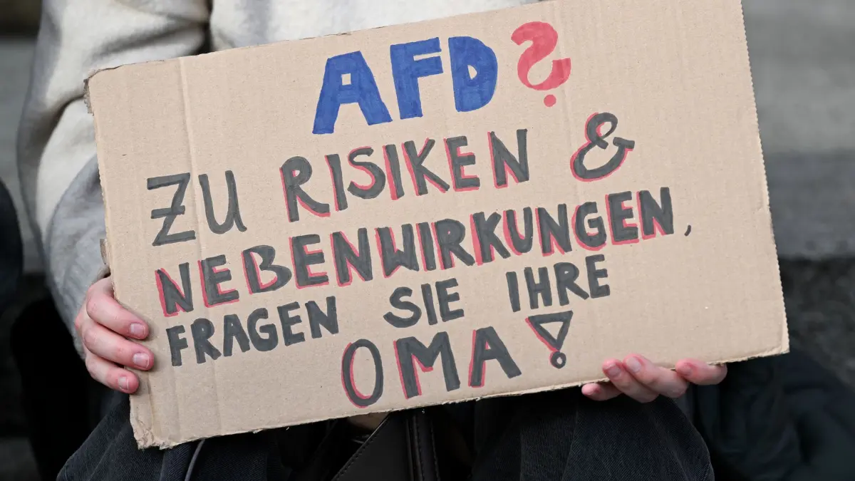 Demos gegen Rechtsextremismus in Mains: ARCHIV - 21.02.2025, Rheinland-Pfalz, Mainz: Eine Frau hält bei einer Kundgebung in Mainz ein Plakat mit der Aufschrift „AfD? zu Risiken & Nebenwirkugen fragen sie ihe Oma !“. Auch im vergangenen Jahr hatten Menschen gegen Rechtsextremismus in Rheinland-Pfalz demonstriert. (zu dpa: «Mehr als 500 Menschen bei Aktionstag gegen Rechtsextremismus») Foto: Arne Dedert/dpa +++ dpa-Bildfunk +++