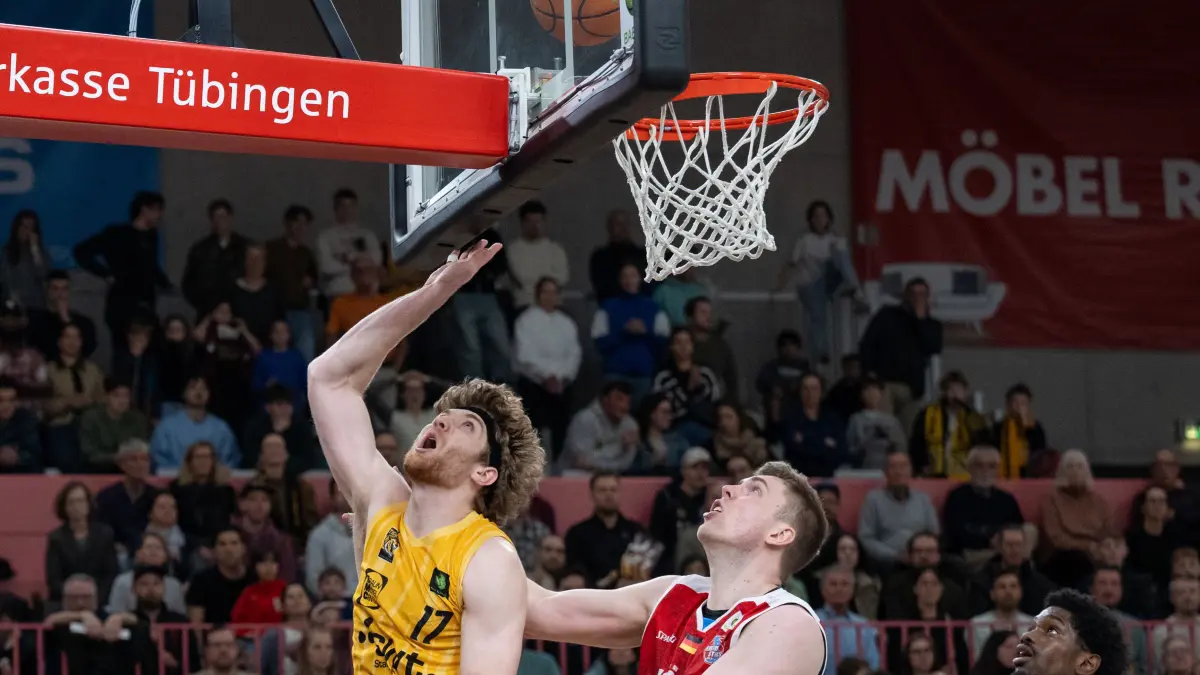 GER, Tigers Tuebingen vs. RheinStars Koeln, Herren, Barmer 2. Basketball Bundesliga, ProA, 27. Spieltag, Spielzeit 2025/2026, 14.03.2026: v.li. Lukas Milner (Tigers Tuebingen #17), Bjoern Rohwer (RheinStars Koeln, #15), Korbwurf.
GER, Tigers Tuebingen vs. RheinStars Koeln, Herren, Barmer 2. Basketball Bundesliga, ProA, 27. Spieltag, Spielzeit 2025/2026, 14.03.2026,
Foto: Eibner-Pressefoto/Wolfgang Frank