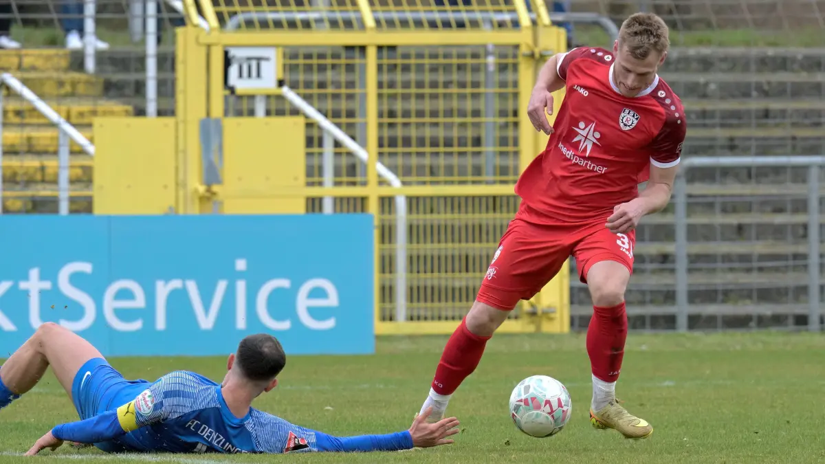 Fussball OL | SSV Reutlingen vs. FC Denzlingen: Fussball OL | SSV Reutlingen (rot) vs.FC Denzlingen (blau) // 2026-03-14 // Foto: Joachim Baur // #31 Marcel Soekler (SSV Reutlingen) umkurvt #4 Nicolas Garcia Stein (FC Denzlingen) und trifft zum 2:0