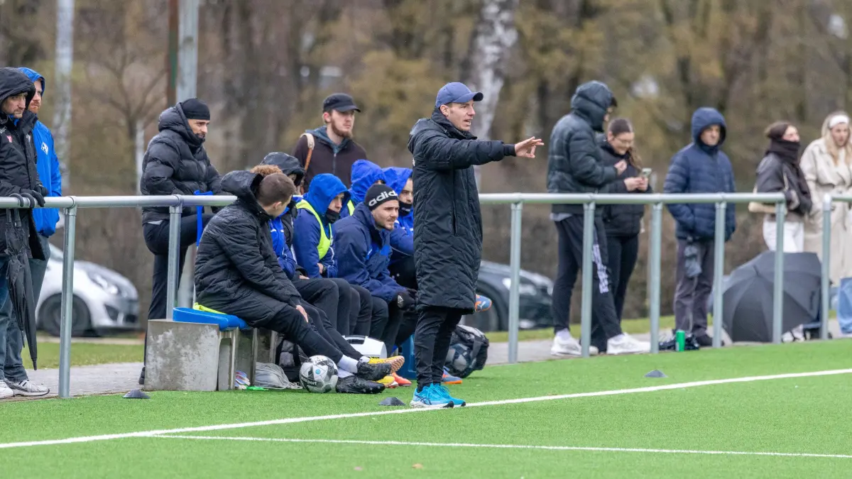 1.FC Eislingen (blau) vs. GSV Maichingen (grün), Fussball, Landesliga 2 - wfv, 18. Spieltag, Saison 2025/2026, Kunstrasenplatz am Eichenbach, Haldenstraße, 73054 Eislingen, 14.03.2026 - 15:00 Uhr: Trainer Tim Schöller (1.FC Eislingen)
1.FC Eislingen (blau) vs. GSV Maichingen (grün), Fussball, Landesliga 2 - wfv, 18. Spieltag, Saison 2025/2026, Kunstrasenplatz am Eichenbach, Haldenstraße, 73054 Eislingen, 14.03.2026 - 15:00 Uhr,
Foto: PhotoPeet / Event- & Sportfotografie / Peter Harich