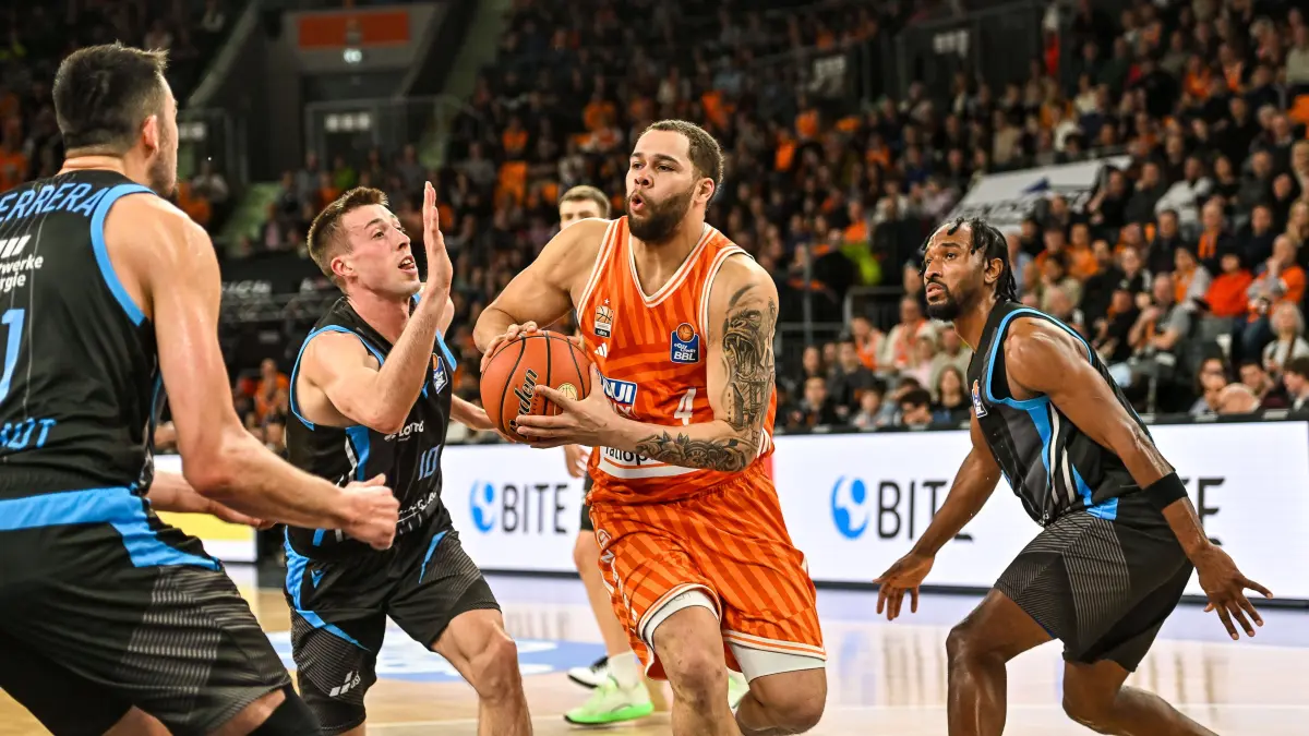 GER, BBL, ratiopharm Ulm vs Science City Jena: GER, BBL, ratiopharm Ulm vs Science City Jena / 14.03.2026, ratiopharm arena, Neu-Ulm, GER, BBL, ratiopharm Ulm vs Science City Jena, im Bild energischer Einsatz von Christopher Ledlum Ulm, 4 gegen Alex Herrera Jena, 41, Joe Wieskamp Jena, 10 und Keith Braxton Jr Jena, 13 *** GER, BBL, ratiopharm Ulm vs Science City Jena 14 03 2026, ratiopharm arena, Neu Ulm, GER, BBL, ratiopharm Ulm vs Science City Jena, in the picture energetic effort of Christopher Ledlum Ulm, 4 against Alex Herrera Jena, 41 , Joe Wieskamp Jena, 10 and Keith Braxton Jr Jena, 13 nordphotoxGmbHx/xHafner nph00200