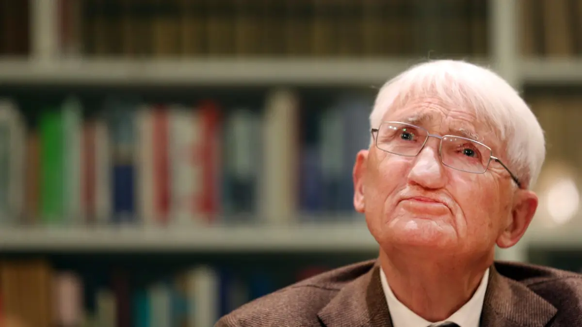 Jürgen Habermas gestorben: ARCHIV - 12.12.2012, Nordrhein-Westfalen, Düsseldorf: Der Philosoph Jürgen Habermas bei einer Pressekonferenz im Heinrich-Heine-Institut. Am 14.03.2026 starb der Philosoph und Soziologe Jürgen Habermas im Alter von 96 Jahren in Starnberg, wie der Suhrkamp Verlag unter Berufung auf die Familie der Deutschen Presse-Agentur mitteilte. Foto: Martin Gerten/dpa +++ dpa-Bildfunk +++