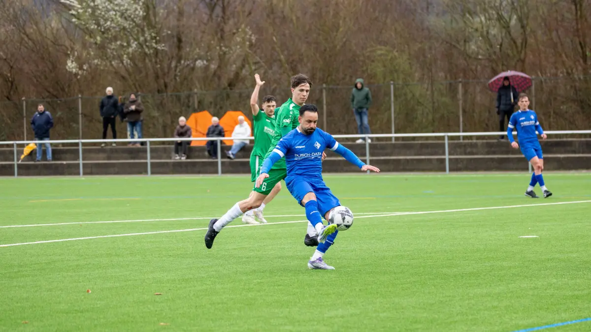 1.FC Eislingen (blau) vs. GSV Maichingen (grün), Fussball, Landesliga 2 - wfv, 18. Spieltag, Saison 2025/2026, Kunstrasenplatz am Eichenbach, Haldenstraße, 73054 Eislingen, 14.03.2026 - 15:00 Uhr: Aykut Durna (1.FC Eislingen #09)
1.FC Eislingen (blau) vs. GSV Maichingen (grün), Fussball, Landesliga 2 - wfv, 18. Spieltag, Saison 2025/2026, Kunstrasenplatz am Eichenbach, Haldenstraße, 73054 Eislingen, 14.03.2026 - 15:00 Uhr,
Foto: PhotoPeet / Event- & Sportfotografie / Peter Harich