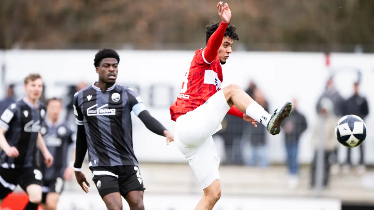 TSG Balingen vs. SV Sandhausen, Fussball, Regionalliga Suedwest, 24. Spieltag, Saison 2025/2026, 15.03.2026,: Amnay Moutassime, (TSG Balingen, #18), artistisch, Kwahenaboye Appiah Schulz, (SV Sandhausen, #02), kommt zu spaet
TSG Balingen vs. SV Sandhausen, Fussball, Regionalliga Suedwest, 24. Spieltag, Saison 2025/2026, 15.03.2026,
Eibner-Pressefoto/Andreas Ulmer