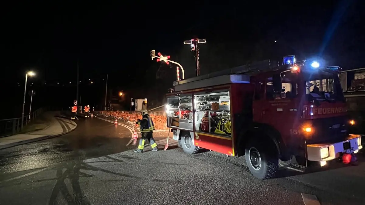 Viel aufzuräumen gab es beim ehemaligen Haigerlocher Bahnhof, nachdem 150 Sprudelkisten von einem Lastwagen auf die Straße gekippt waren