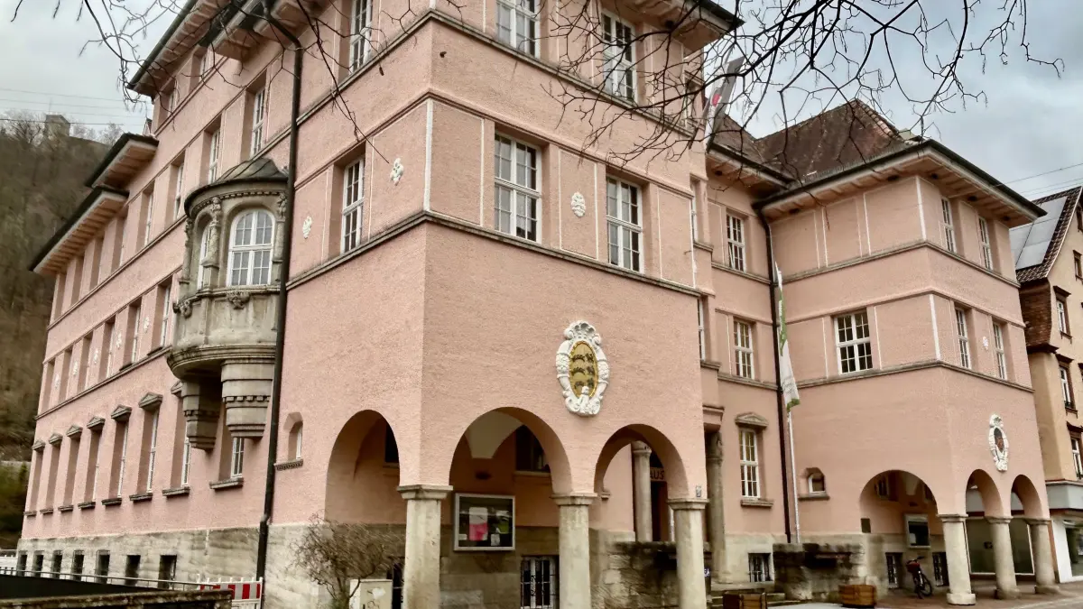 Altstadt-Serie, Altstadtserie, Altstadt im Blickpunkt - Folge 27 - Neues Rathaus Geislingen - Die beiden turmartigen Seitenflügel mit den Arkaden prägen das Erscheinungsbild des Neuen Rathauses.