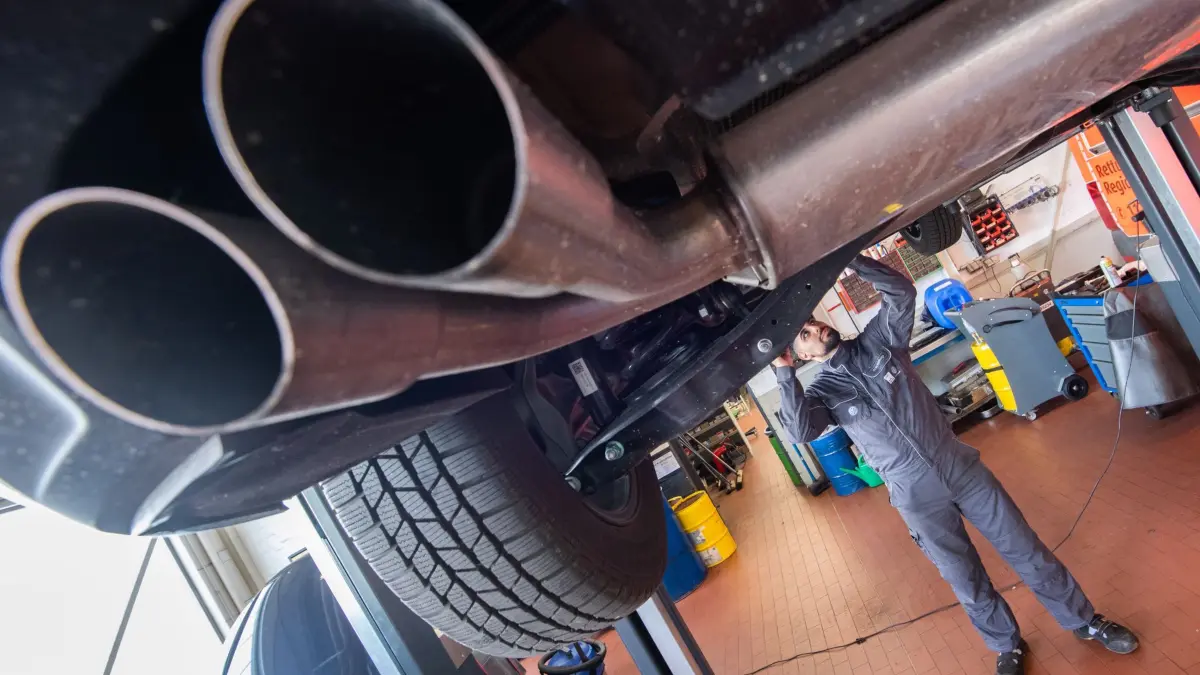 8,4 Prozent mehr Gewerbeanmeldungen in Sachsen: ARCHIV - 22.07.2020, Niedersachsen, Sehnde: Ein Auszubildender zum KfZ-Mechatroniker steht unter einem Pkw in einer Werkstatt. (Symbolbild) (zu dpa: «Statistik: Zunahme bei Gewerbeanmeldungen in Sachsen») Foto: Julian Stratenschulte/dpa +++ dpa-Bildfunk +++