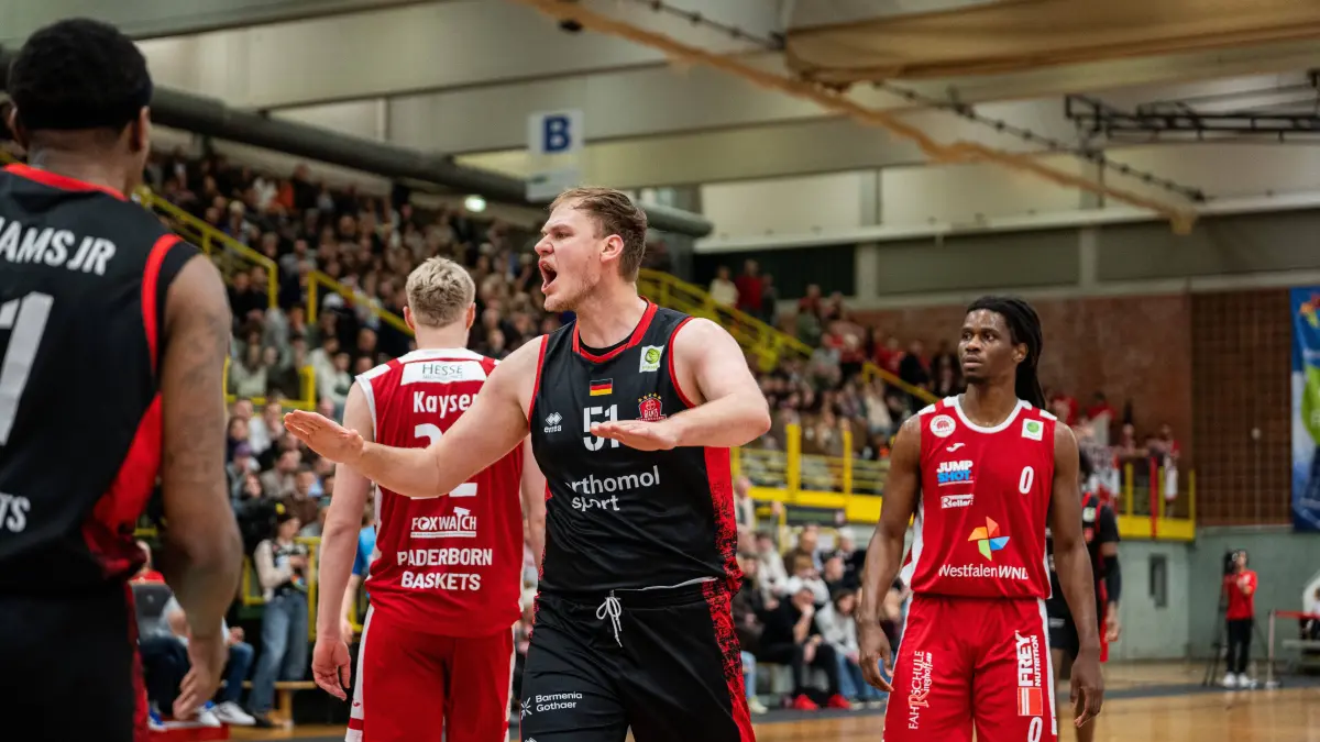 Paderborn Baskets (GER) vs. Bayer Giants Leverkusen (GER), Basketball, Barmer 2. Basketball Bundesliga Pro A, 27. Spieltag, 14.3.2026, Saision 2025/2026, Paderborn: Paderborn Baskets GER vs. Bayer Giants Leverkusen GER, Basketball, Barmer 2. Basketball Bundesliga Pro A, 27. Spieltag, 14.3.2026, Saision 2025/2026, Paderborn Soeren Urbansky Bayer Giants Leverkusen, 51 versucht seine Mitspieler zu beruhigen Paderborn Sportzentrum Maspernplatz Deutschland *** Paderborn Baskets GER vs Bayer Giants Leverkusen GER , Basketball, Barmer 2 Basketball Bundesliga Pro A, 27 Matchday, 14 3 2026, Season 2025 2026, Paderborn Soeren Urbansky Bayer Giants Leverkusen, 51 tries to calm down his teammates Paderborn Sportzentrum Maspernplatz Germany