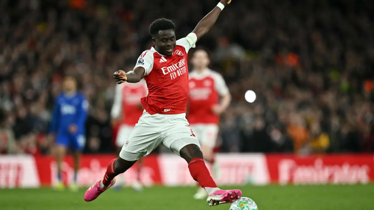 Arsenal's English midfielder #07 Bukayo Saka controls the ball during the English Premier League football match between Arsenal and Everton at the Emirates Stadium in London on March 14, 2026. (Photo by Ben STANSALL / AFP) / RESTRICTED TO EDITORIAL USE. No use with unauthorized audio, video, data, fixture lists, club/league logos or 'live' services. Online in-match use limited to 120 images. An additional 40 images may be used in extra time. No video emulation. Social media in-match use limited to 120 images. An additional 40 images may be used in extra time. No use in betting publications, games or single club/league/player publications. /