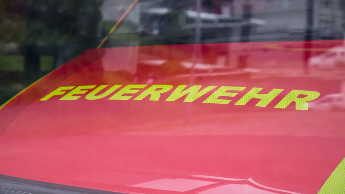 Feuerwehr-Fahrzeug: ARCHIV - 31.05.2024, Thüringen, Steinach: Ein Einsatzwagen der Feuerwehr steht in der Garage. (zu dpa: «Großbrand in Erfurt: Mehrere Autos und Häuser in Flammen») Foto: Daniel Vogl/dpa +++ dpa-Bildfunk +++