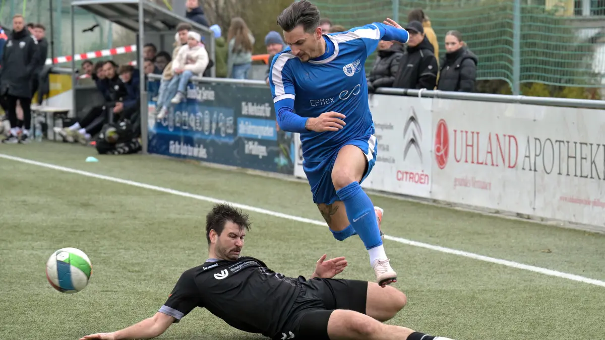 Fussball BL | VfL Pfullingen II vs. SGM Dettingen/Glems: Fussball BL | VfL Pfullingen II (schwarz) vs. SGM Dettingen/Glems (blau) // 2026-03-15 // Foto: Joachim Baur // #10 Mario Nikolovski (SGM Dettingen-Glems) / #5 David Straube (VfL Pfullingen II)