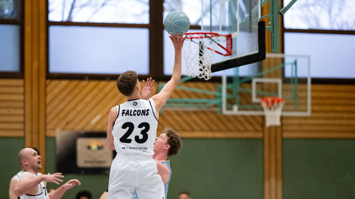 TSV Lustnau Klub Kartell vs. TSG Balingen Falcons, Basketball, Bezirksliga, 20. Spieltag, Saison 2025/2026, 15.03.2026, : Luis Kirschbaum, (TSG Balingen Falcons, #23) macht den Korb
TSV Lustnau Klub Kartell vs. TSG Balingen Falcons, Basketball, Bezirksliga, 20. Spieltag, Saison 2025/2026, 15.03.2026,
Eibner-Pressefoto/Andreas Ulmer