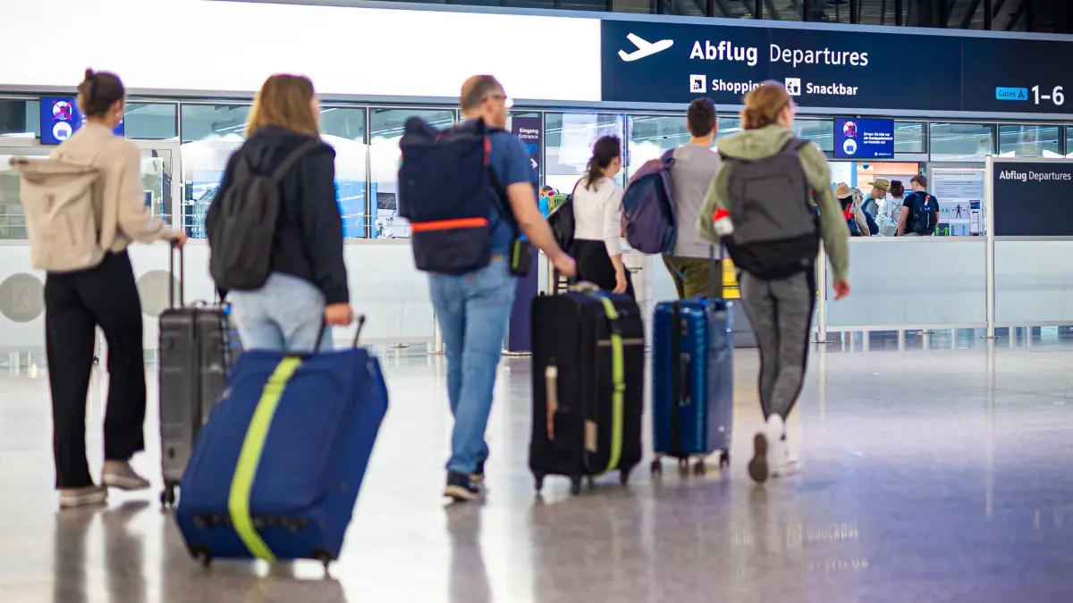 Start der Sommerferien in Niedersachsen und Bremen: ARCHIV - 03.07.2025, Niedersachsen, Langenhagen: Fluggäste gehen am frühen Morgen durch den Flughafen Hannover-Langenhagen. Am heutigen 03.07.2025 beginnen in Niedersachsen und Bremen die Sommerferien. (zu dpa: «Mehr als 5.500 Klagen von Fluggästen gegen Airlines») Foto: Moritz Frankenberg/dpa +++ dpa-Bildfunk +++