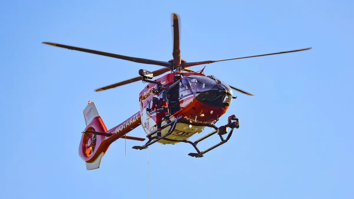 Rettungshubschrauber: ARCHIV - 06.09.2025, Nordrhein-Westfalen, Winterberg: Ein Hubschrauber der DRF-Luftrettung fliegt bei einer Luftrettungsübung. (zu dpa: «Auto mit jungen Menschen verunglückt - 1 Toter, 4 Verletzte») Foto: Christoph Reichwein/dpa +++ dpa-Bildfunk +++