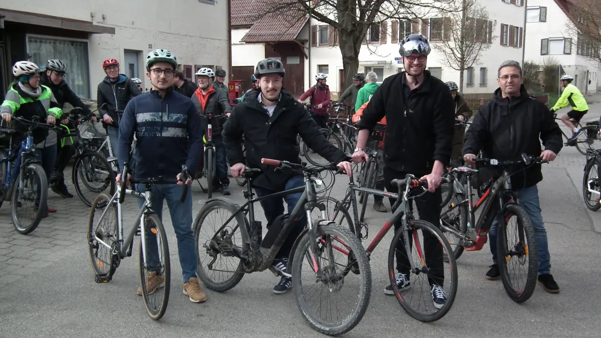 Bereit zur Rundfahrt: Die Bürgermeister-Kandidaten Eser Turgut, Jens Deichmann, Marc Roth und Gültekin Ates.