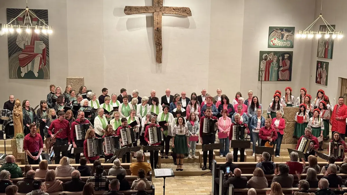 Chorkonzert in Münsingen: Leiterin Asya Dittler durfte sich mit allen Akteuren über eine gelungene Premiere des Frühlingskonzerts freuen.
