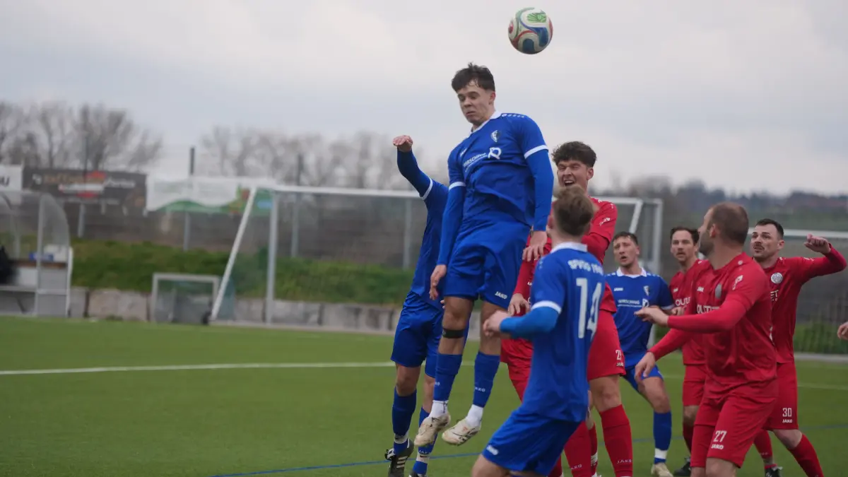 Der TSV Dünsbach (rot) gewann bei der Spvgg Satteldorf II 5:3. Das Ergebnis rückte nach einer schwerenVerletzung eines Gästespielers aber in den Hintergrund.