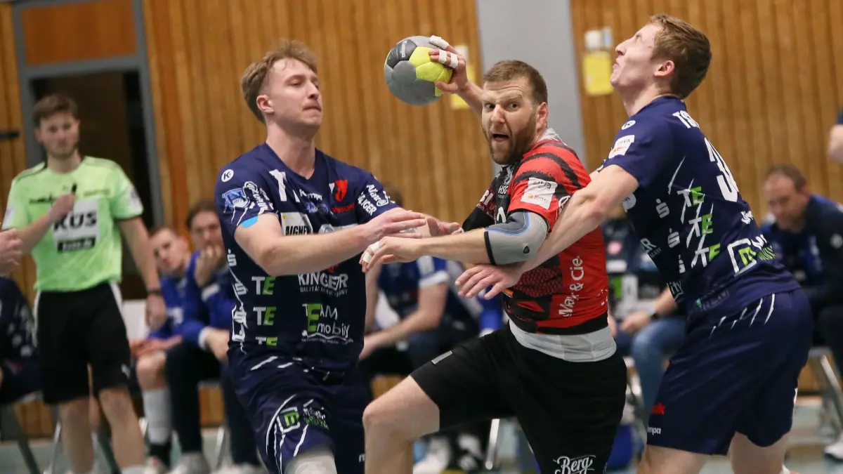 Das Topspiel war hart umkämpft, ehe Julian Thomann (mit Ball) und die HSG Albstadt den Sieg eintüten konnte.