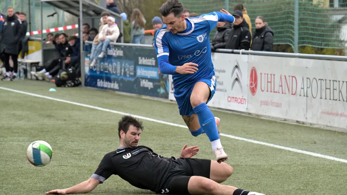Das Spitzenspiel in der Bezirksliga Alb war heiß umkämpft. Hier bekommt es der doppelte Torschütze der SGM Dettingen/Glems, Mario Nikolovski (rechts), mit Pfullingens David Straube zu tun.