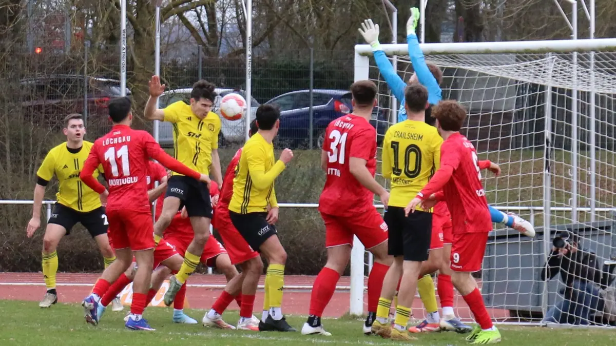 Maximilian Schön trifft nach einem Eckball von Louis Hermann per Kopfball zum 1:0 für den TSV Crailsheim im Heimspiel gegen den FV Löchgau.