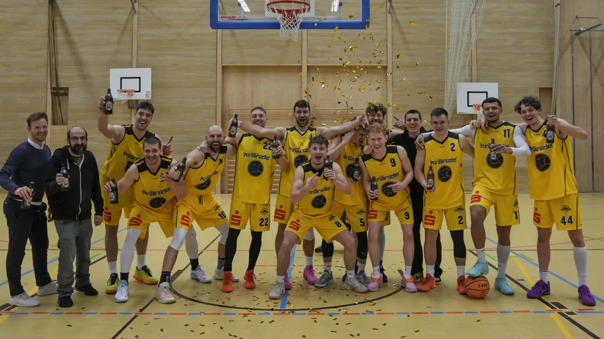 BG Illertal beim Spiel Chiemgau - Basketball - Jubelbild, Erster von Links ist Trainer Max Kihm, Dritter von links Felix Scheytt, Mitte Patrick Antic